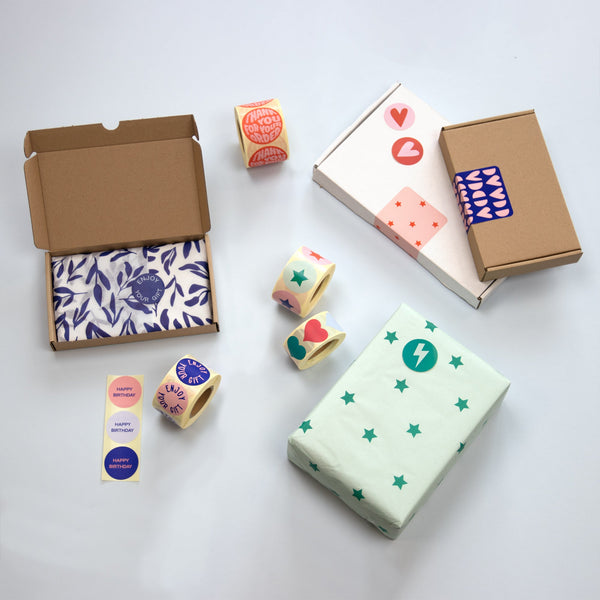 4 manieren om stickers te gebruiken bij je verzendverpakking