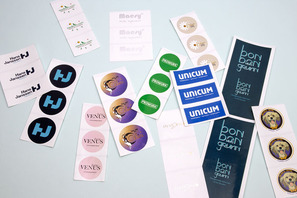 Laat jouw merk stralen met onze in-house bedrukte stickers!