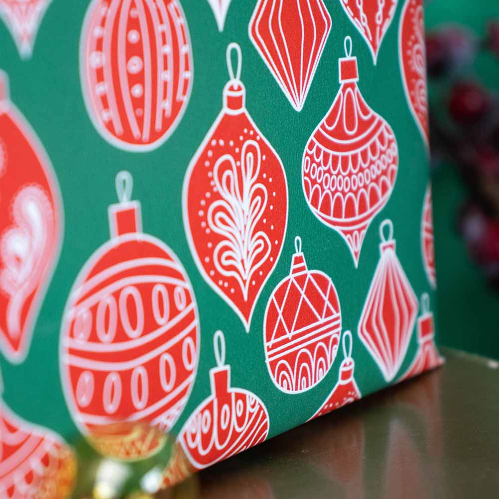 Inpakpapier Christmas Ornaments - Groen/Rood - 30cm x 100mtr